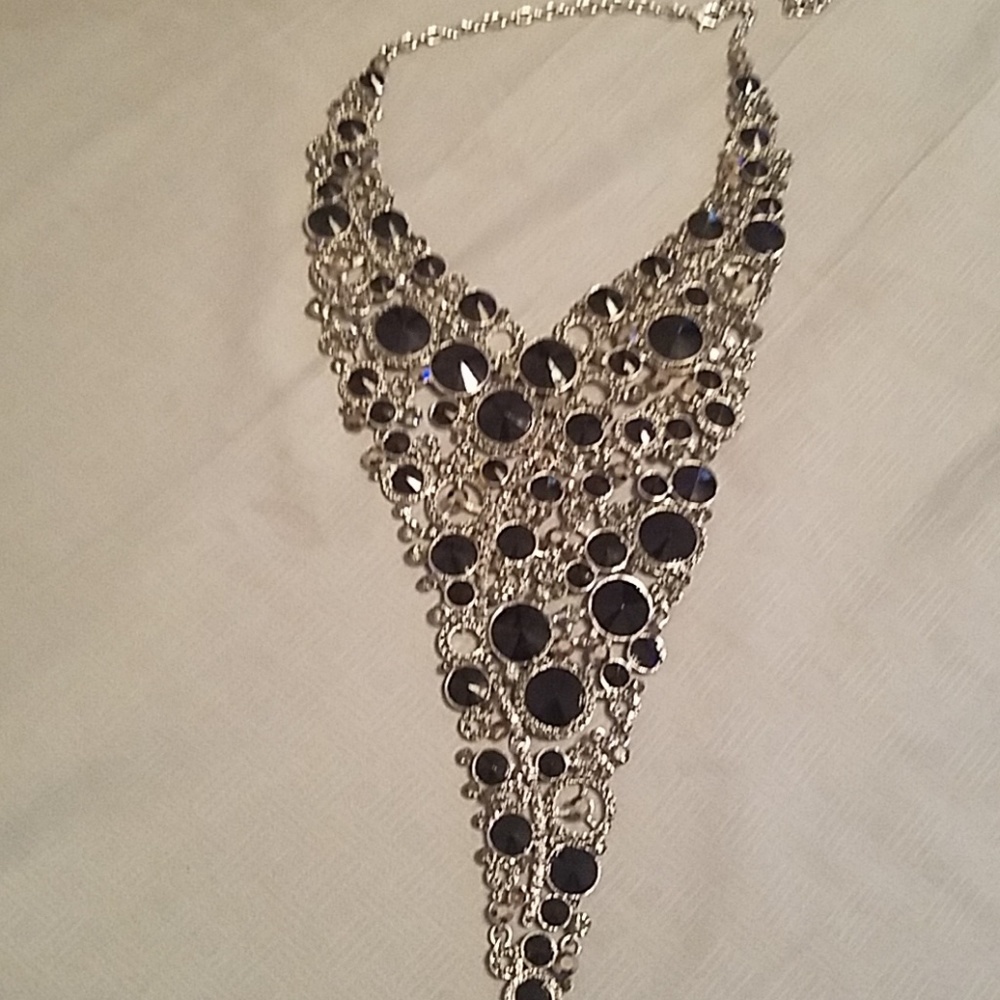Black and silver black attire necklace